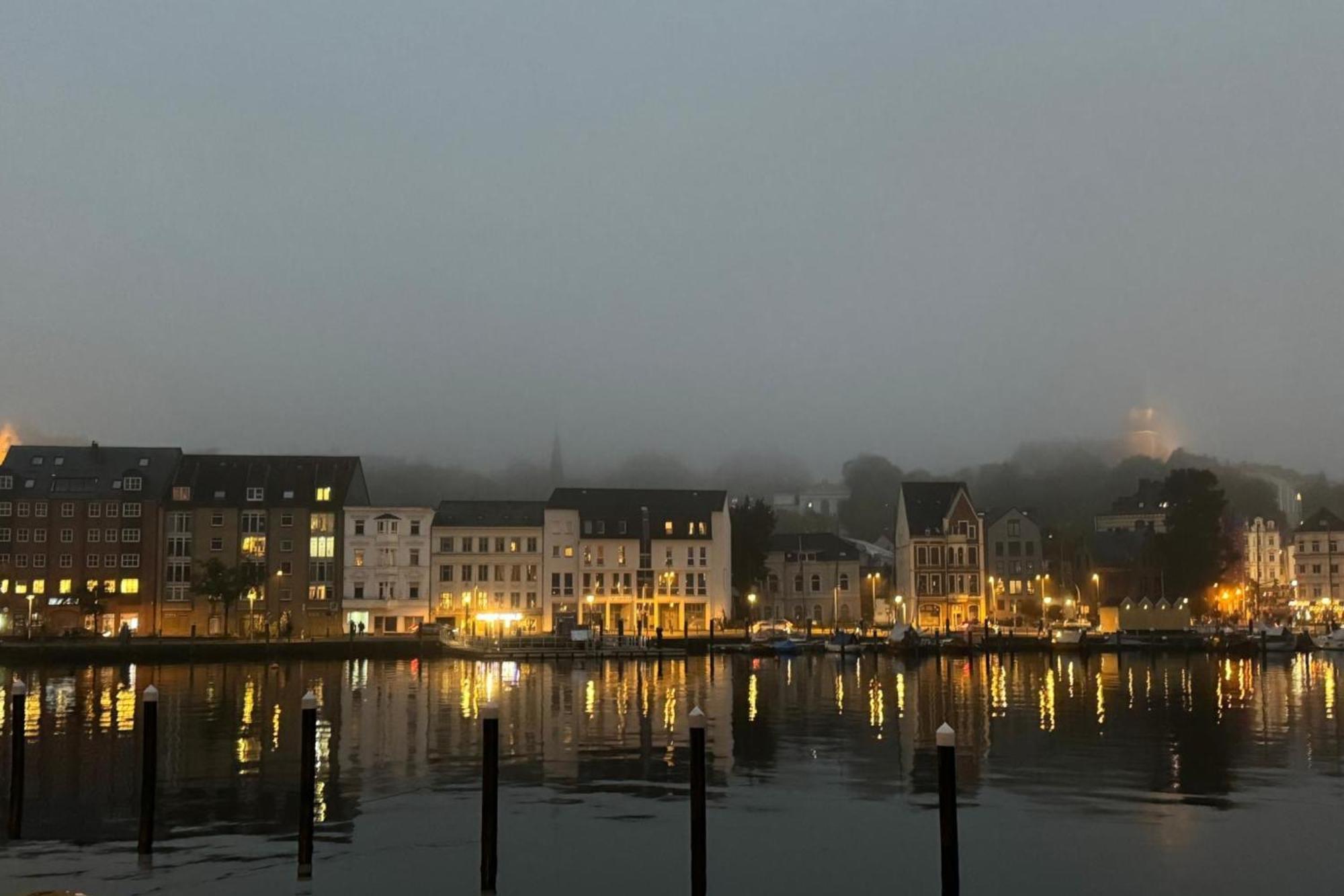 Hafenblick Ferienwohnung In Der Altstadt Mit Parkplatz Flensburgo Exterior foto